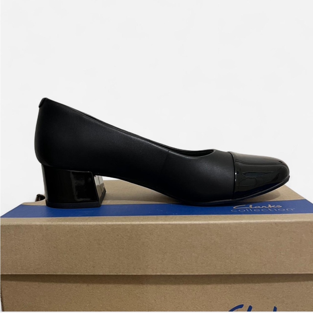 Clarks Marilyn Sara black leather pump with patent cap toe NIB Size 6